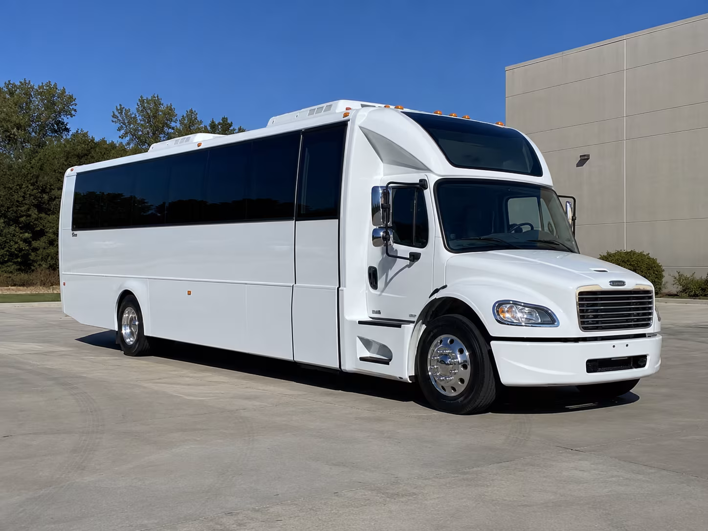 lynwood 28 passenger party bus