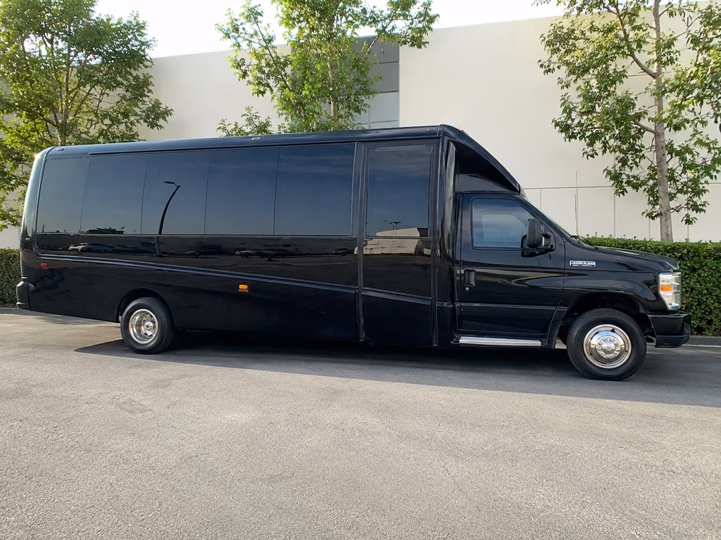 shuttle your wedding guests between hotels and your lynwood area venue with ease